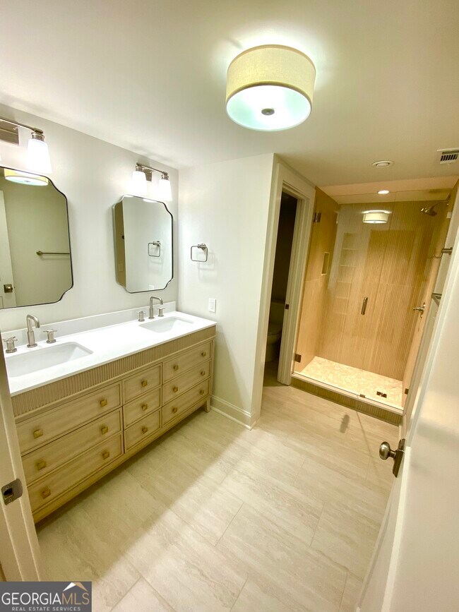 Building Photo - 886 Moore Rd