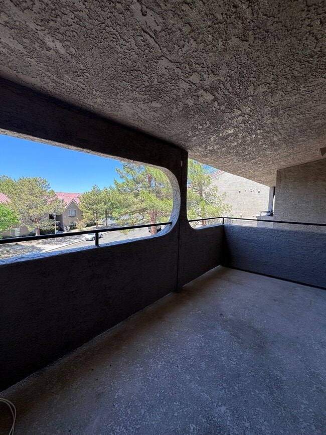 Building Photo - upper level with balcony - Boulder City