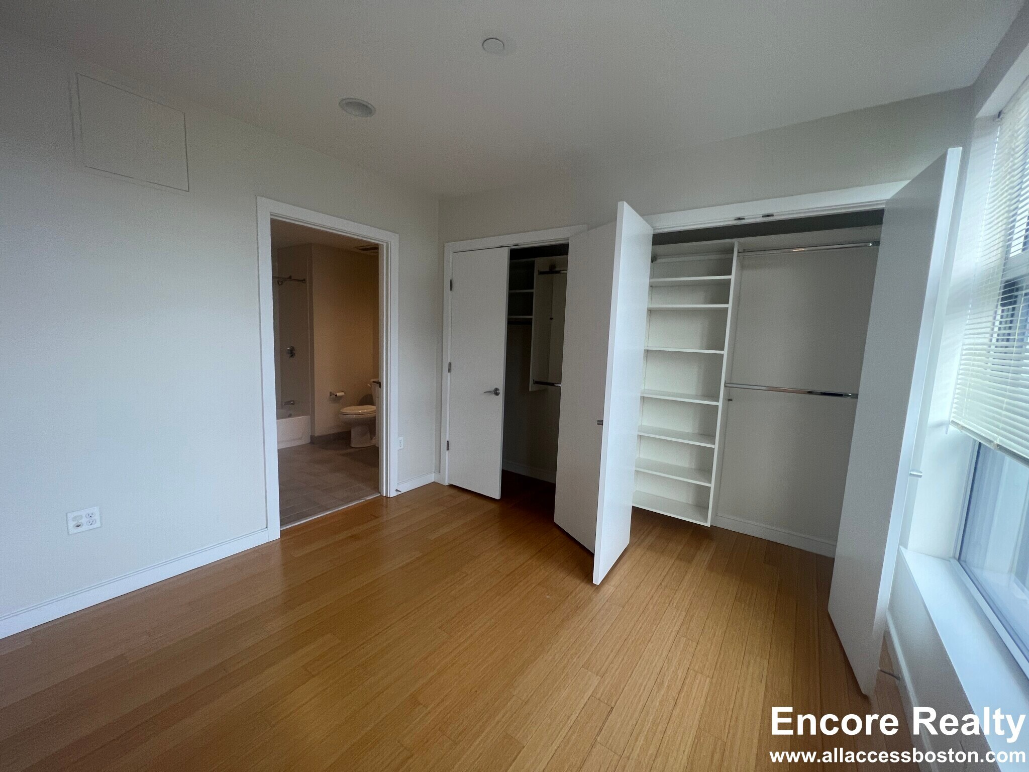 Building Photo - 601 Albany St