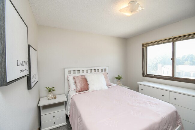 Building Photo - 4504 S Cliff Ave