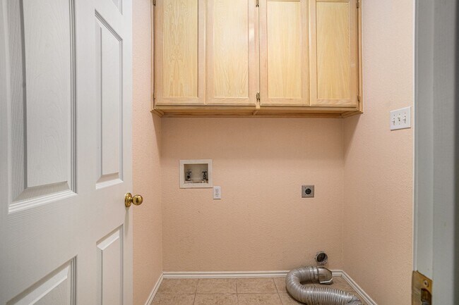 Building Photo - Welcome to this inviting 3-bedroom, 2-bathroom home in the heart of Cleburne, perfectly suited fo...