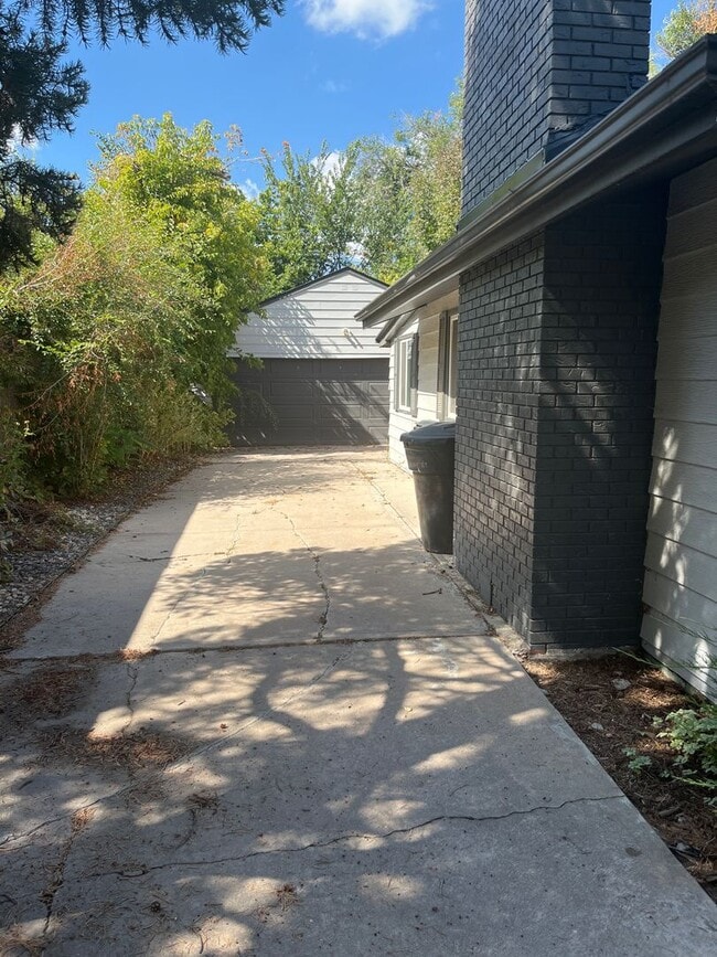 Building Photo - Spacious 2bd/1bth with a fully finished ba...