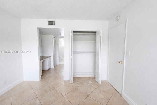 Building Photo - 950 Hillcrest Dr