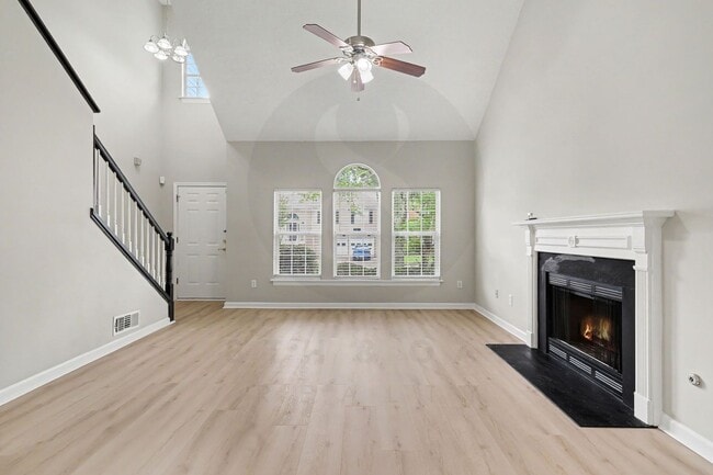 Building Photo - 4BR/2.5BA Home Conveniently Located Off Jimmy Carter Blvd!