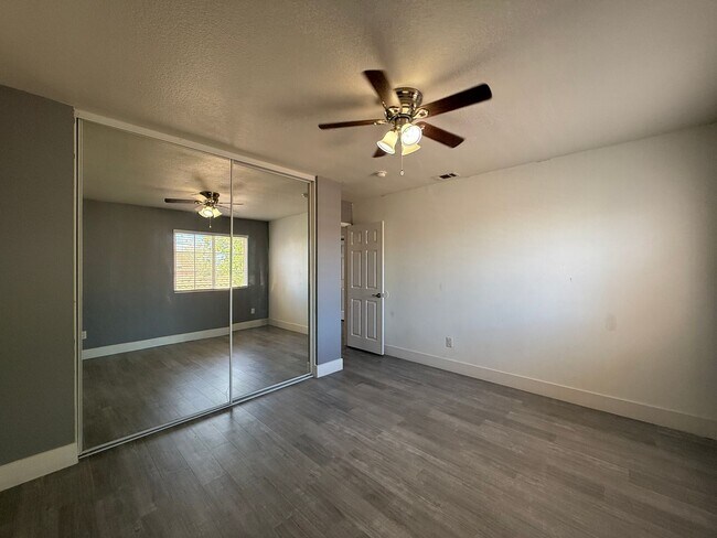 Building Photo - Available Now Palmdale 7 bedrooms !