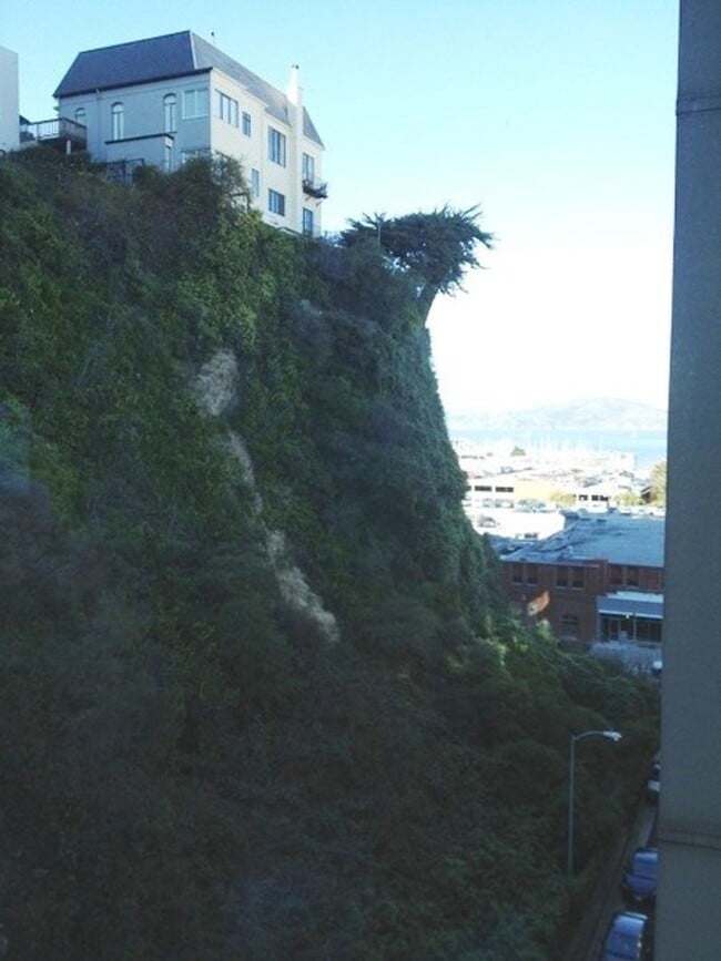 Building Photo - Mid-Term Occupancy, Telegraph Hill Furnished Condo- 1 Car Parking- 24 Hour Doorman - Fitness Center