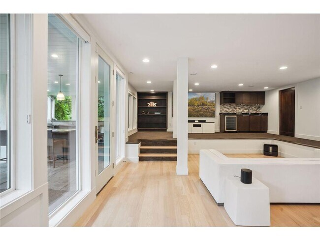 Building Photo - 209 Westwood Dr N