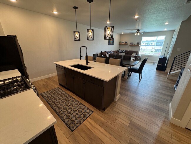 Building Photo - Modern 3-Bed, 2-Bath Townhome with Spaciou...
