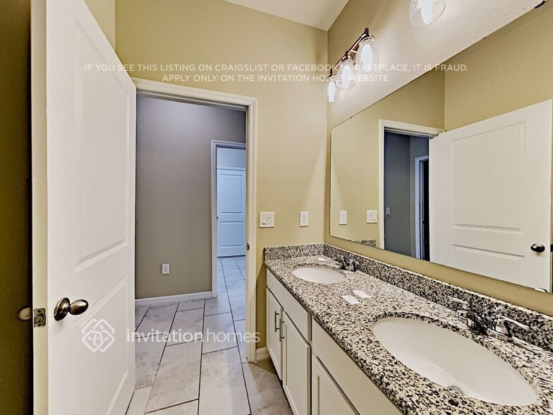 Building Photo - 14231 Seranoa Dr