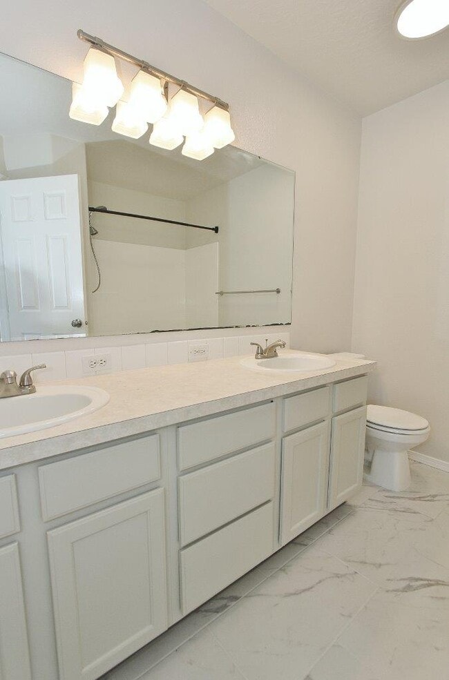 Building Photo - 725 E Wakely St