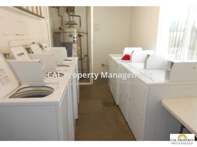 Building Photo - Newly Remodeled 2 Bedroom Apartment!