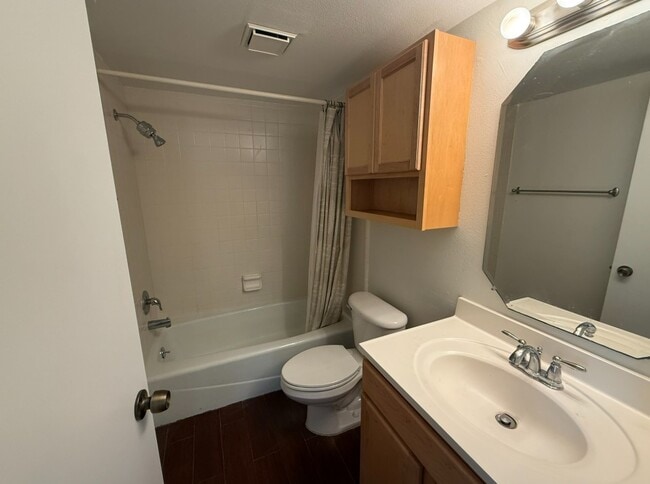 Building Photo - 631 N Orange Ave