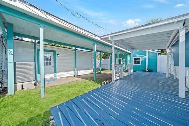 Building Photo - 2823 Bernardo De Galvez Ave