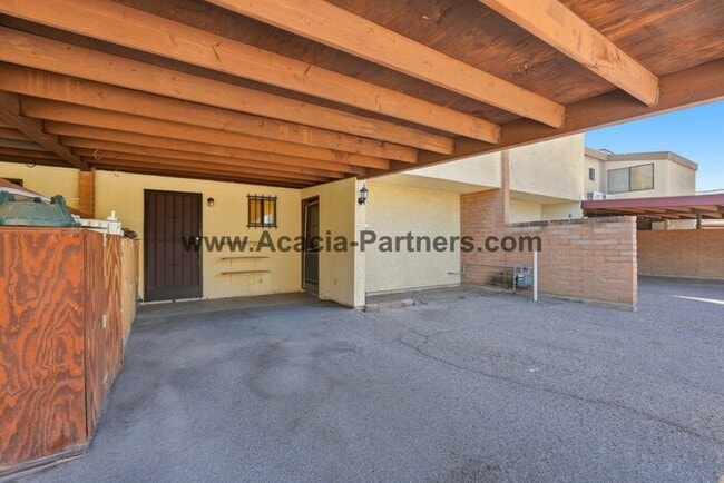 Building Photo - Spacious Three Bedroom/Three Bath Townhome