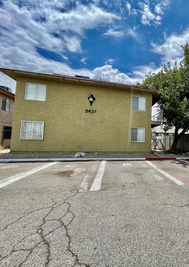 Building Photo - HIVE SUMMER MOVE-IN SPECIAL: DOWNSTAIRS CONDO | RECENLY REHABBED 2 BEDROOM 1 BATH | ACROSS FROM C...