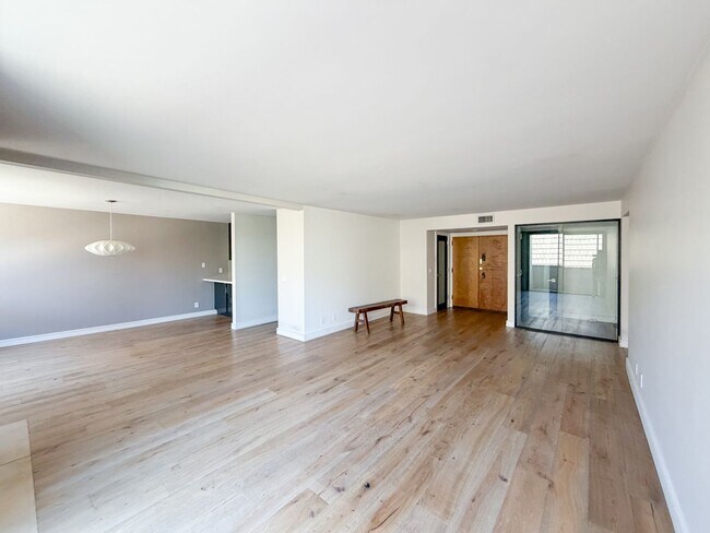 Building Photo - Top Floor Beautiful 2BD 2BA