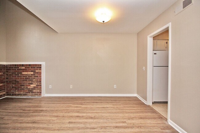 Building Photo - Newly Renovated SouthPark Townhome for Imm...