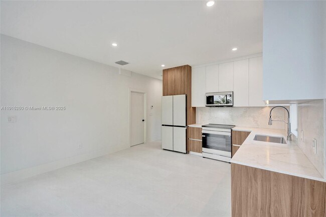 Building Photo - 119 NE 118th St