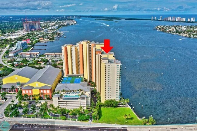 Building Photo - 2640 Lake Shore Dr