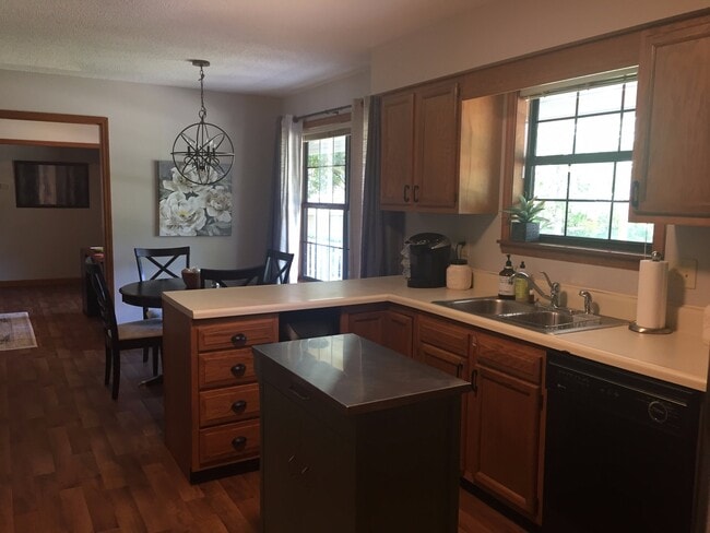 Building Photo - Spacious 3BR 2BA One-level West Knox