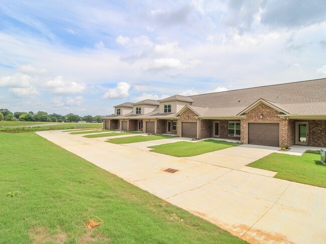 Building Photo - MOVE IN Ready! Lucas Ferry Townhomes Commu...
