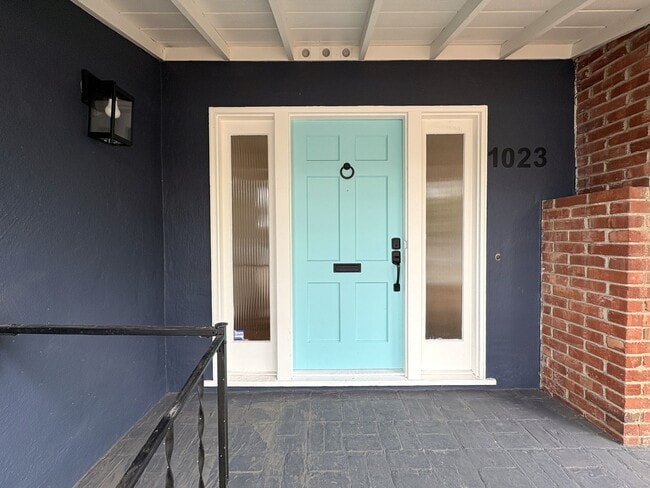 Building Photo - Charming 3-Bedroom Home on Embarcadero Road