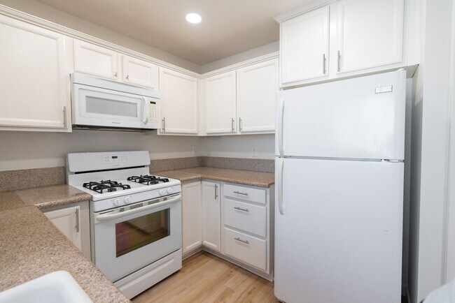Building Photo - 2 Bedroom 1.5 Bath townhouse with private balcony and 2 car garage