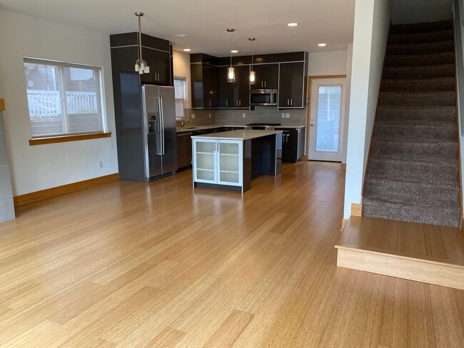 Building Photo - Contemporary townhome with rooftop deck an...