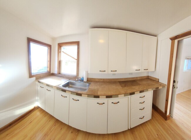 Building Photo - 1941 Abbott St