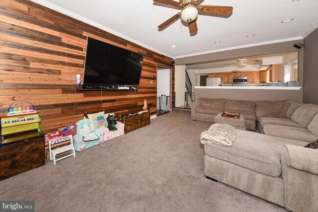 Building Photo - 127 Lark Dr