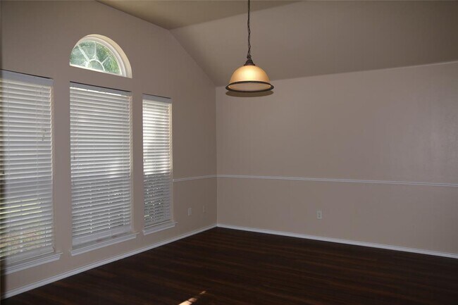 Building Photo - 905 Renita Way