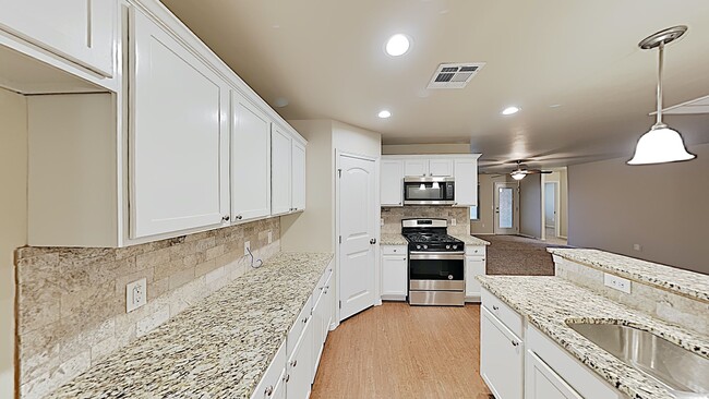 Building Photo - Very Nice 3 bedroom 2 bath home in MWC sch...