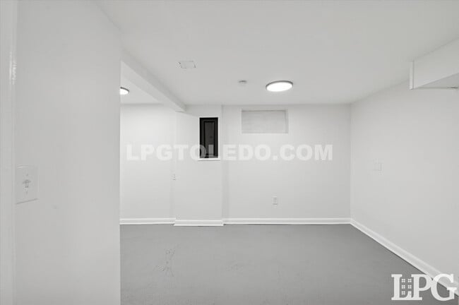 Building Photo - 4013 Caroline Ave