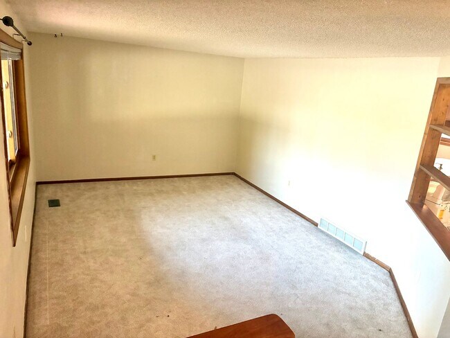 Building Photo - Beautiful open floorplan - 3 Bedroom/ 2 Bath - HUGE fenced backyard