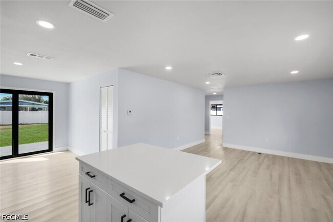 Building Photo - 1389 Pine Ave