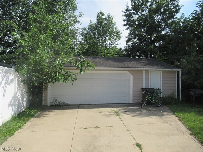 Building Photo - 5203 Maplecrest Ave