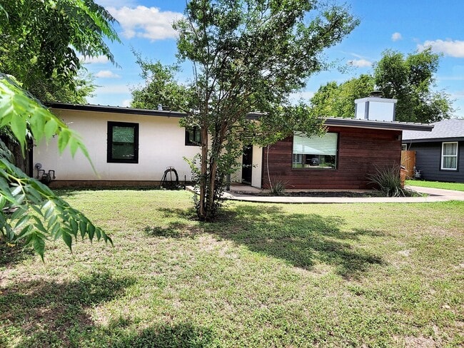 Primary Photo - Inviting 3BD/1BA Home with Large Yard and ...