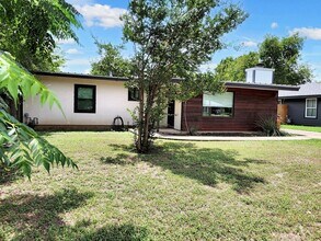 Building Photo - Inviting 3BD/1BA Home with Large Yard and ...