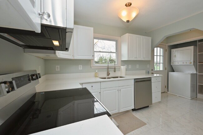 Building Photo - Renovated East Nashville Home | 3BR + Washer/Dryer + Off-Street Parking