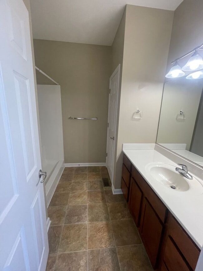 Building Photo - 3 bed, 2 bath, 2 car garage townhouse w/ bonus room in West Knoxville