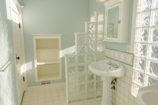 Building Photo - 4Bd/2.75Ba Seattle House