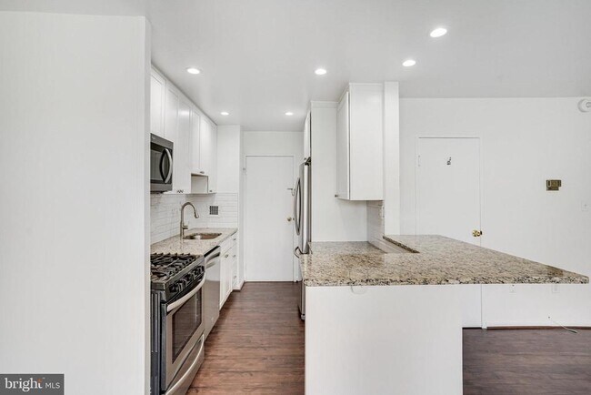 Building Photo - 6621 Wakefield Dr