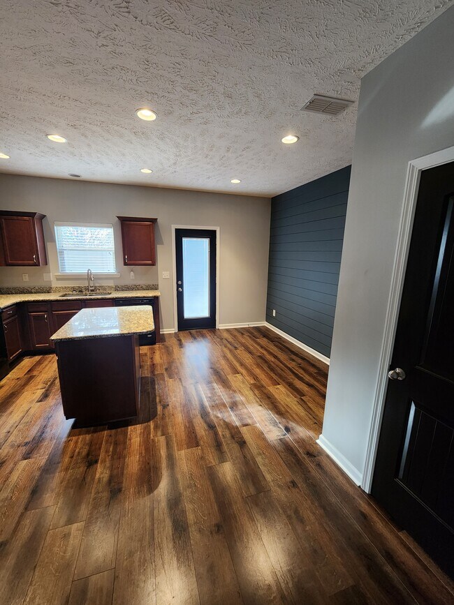 Building Photo - 826 Lower Park Pl