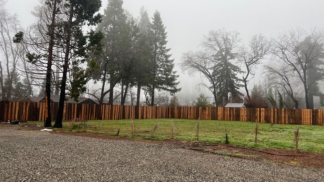 Building Photo - Newer Manufactured home  Paradise Location...