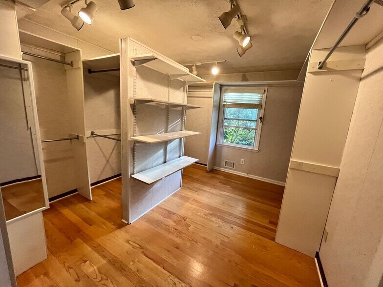 Building Photo - 4035 Dollar Cir