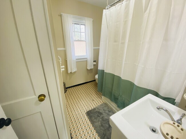 Building Photo - 930 E 56th St