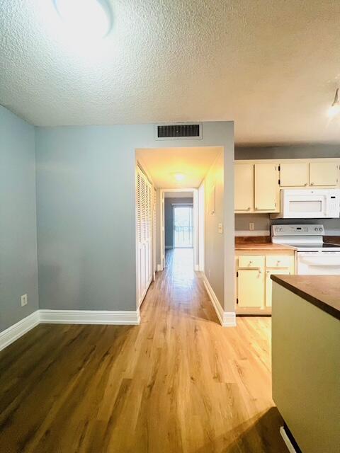 Building Photo - 1535 Meadows Cir W