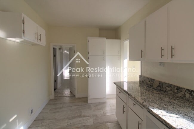 Building Photo - 1042 Las Palmas Ave