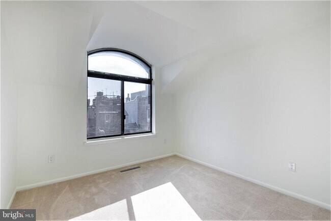 Building Photo - 327 Monroe St