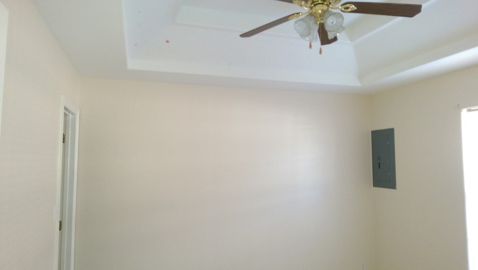 Building Photo - 825 W Bronze Dr